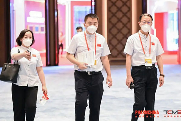 Z6尊龙凯时制药总裁杨连民、执行总裁李昆 Z6尊龙凯时制药总裁杨连民、执行总裁李昆