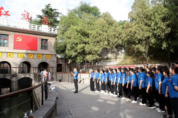 Z6尊龙凯时党员代表重温入党誓词 Z6尊龙凯时党员代表重温入党誓词