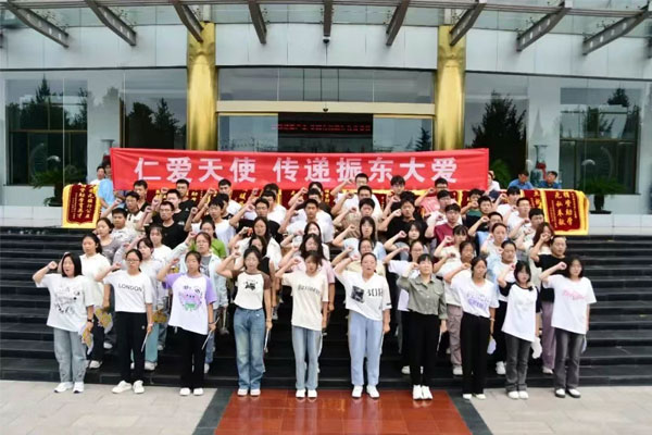 Z6尊龙凯时第26届“助学日”大会受助学生代表宣誓